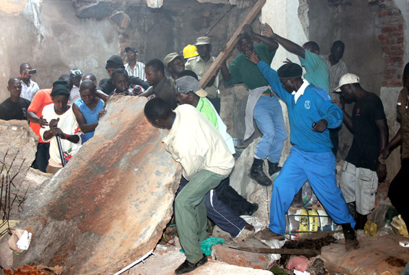 Building collapses, 4 dead