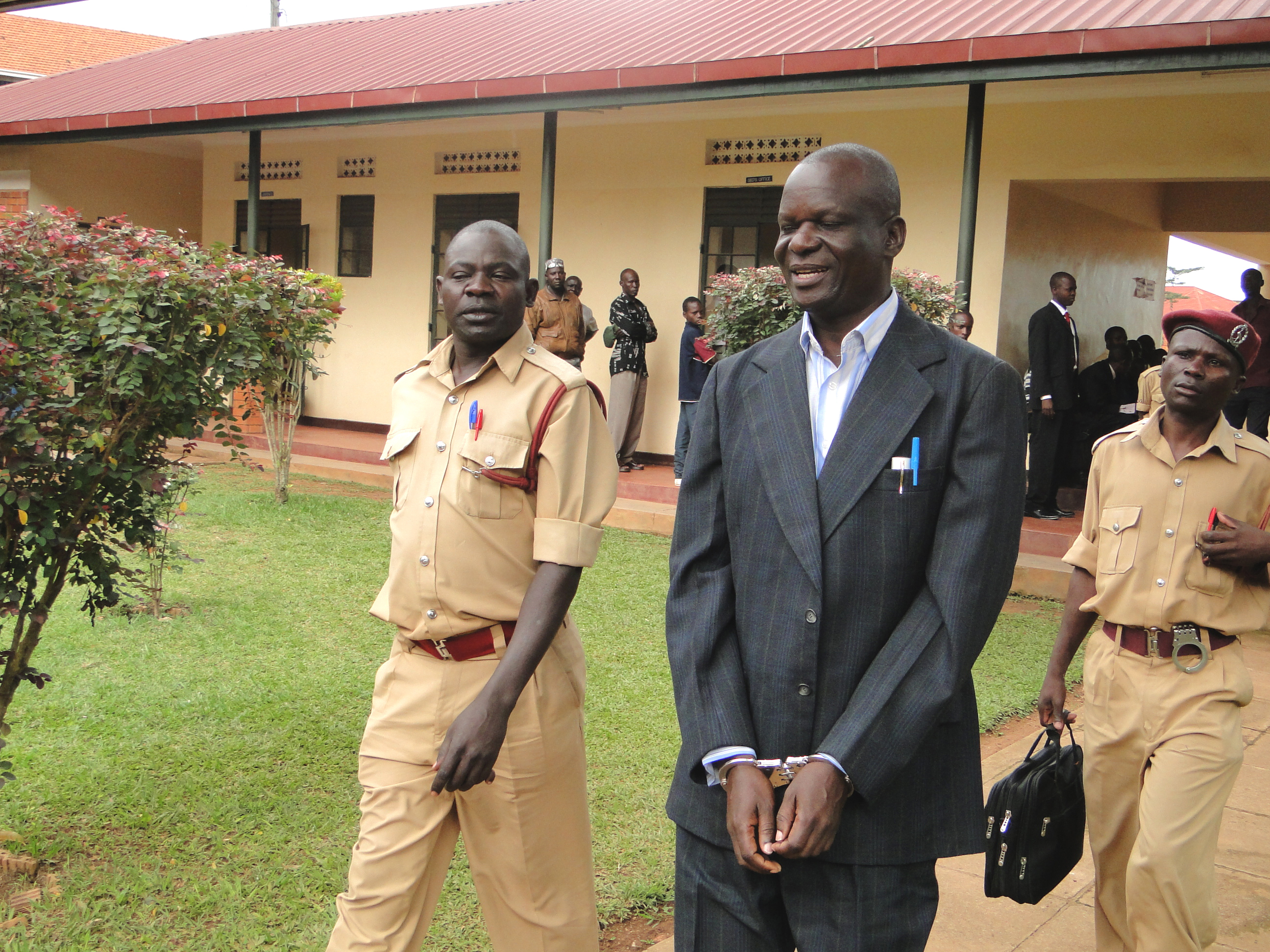 Police Suspects Break Through Police Cell Walls