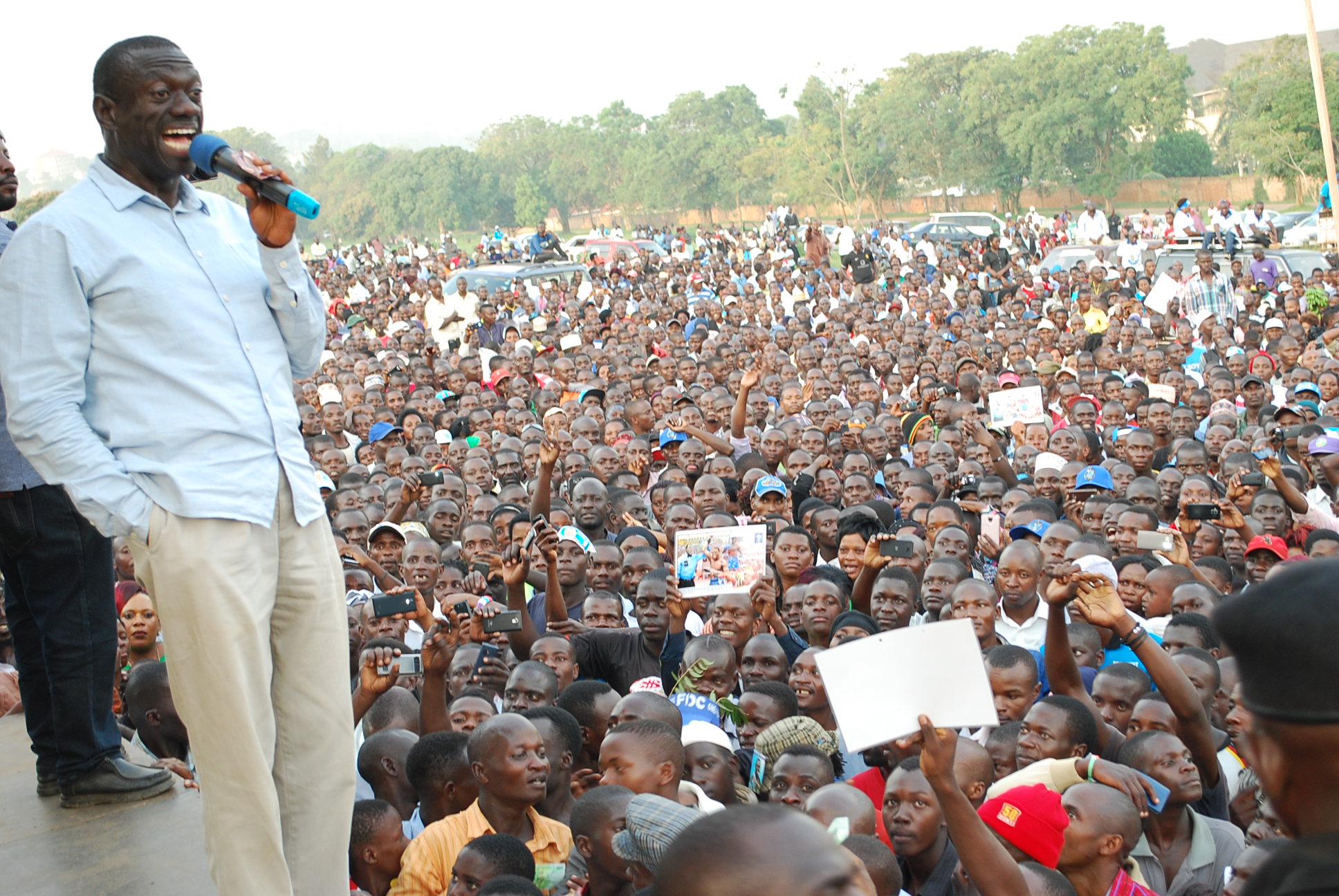 Besigye Attacks IGP Over Crime Preventers