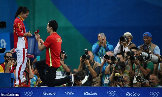 Perfect Timing for a proposal. Chinese diver accepts marriage proposal from boyfriend after winning performance