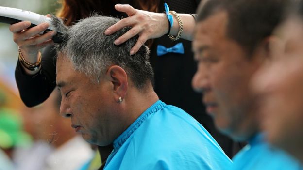 More than 900 South Koreans shave their heads in a show of protest