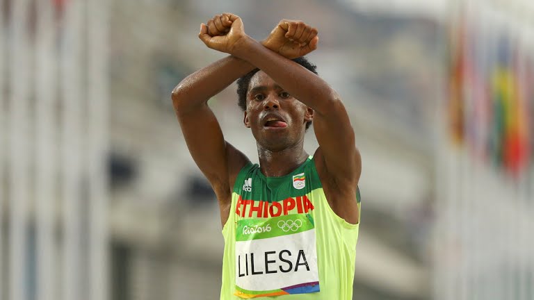 Ethiopia ‘hero’ runner gets asylum donations after Oromo protest sign