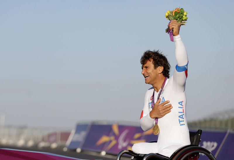 Former Formula 1 driver winsn a Paralympic gold medal o15-years losing his legs in a motorsport crash.