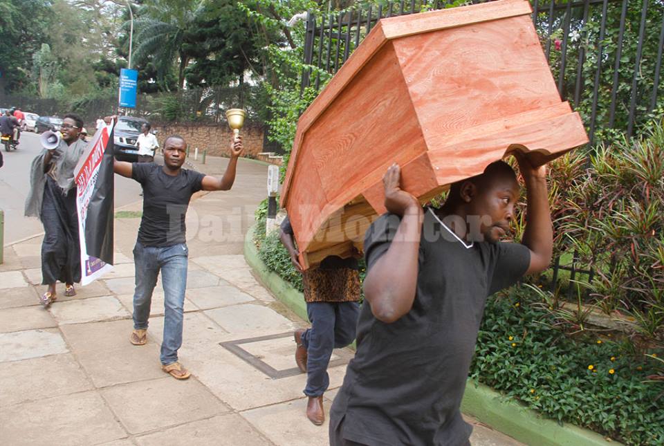 Coffin dropped at parliament