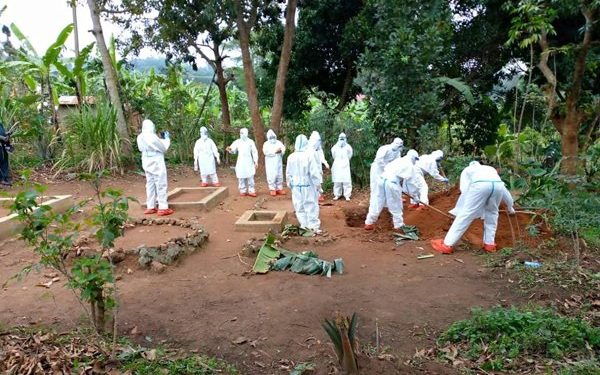 Locals exhume bodies of Covid-19 victims