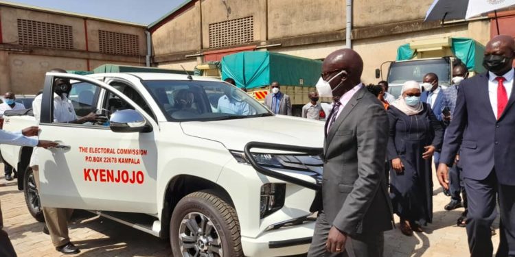 EC hands over motor vehicles to field staff