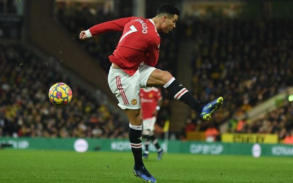 Ronaldo arrives at Man Utd training ground for talks on future
