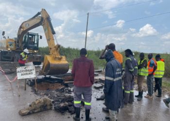 UNRA boss, a team of engineers visit Lwera