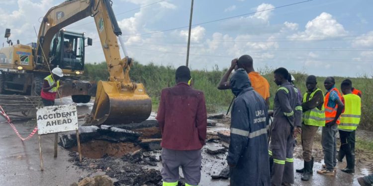 UNRA boss, a team of engineers visit Lwera