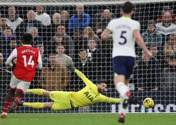 Arsenal sink Spurs in dour London derby