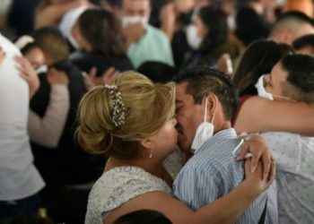 Hundreds wed in Valentine’s Day ceremony in Mexico