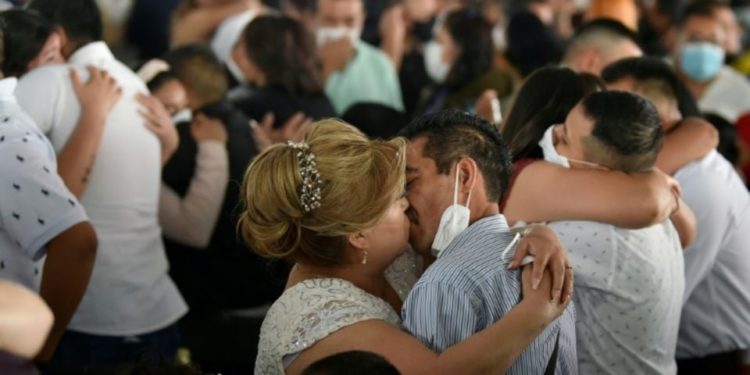 Hundreds wed in Valentine’s Day ceremony in Mexico