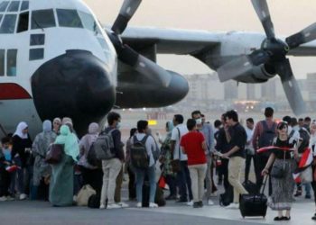 Ceasefire shaky as Sudanese, foreigners flee