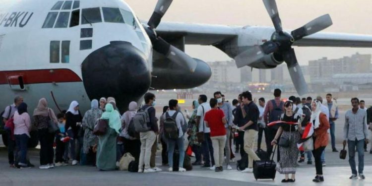 Ceasefire shaky as Sudanese, foreigners flee