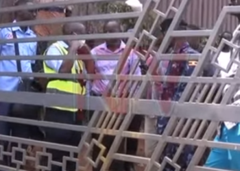 Bus owners vow to continue with strike