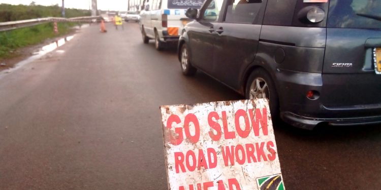 Heavy traffic along Kayunga-Mukono road following partial closure of Ssezibwa bridge