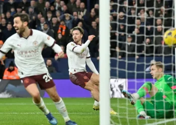 Man City end winless run as Chelsea crash at Everton
