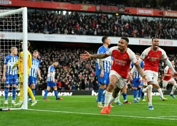 Battling Man Utd hold Liverpool as Arsenal top Premier League