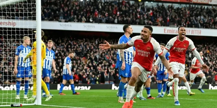 Battling Man Utd hold Liverpool as Arsenal top Premier League