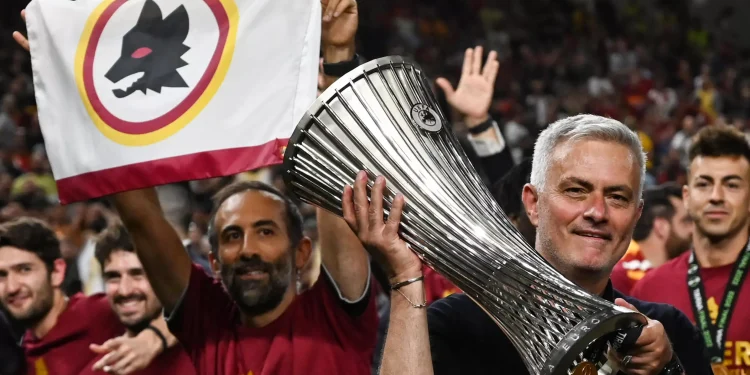 Roma sack Mourinho, eye former star De Rossi as successor