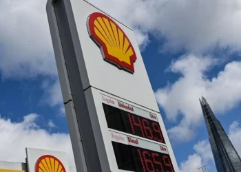 Shell profit tumbles on lower oil prices
