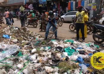 Kampala struggles with uncollected garbage as vendors, street survivors adapt