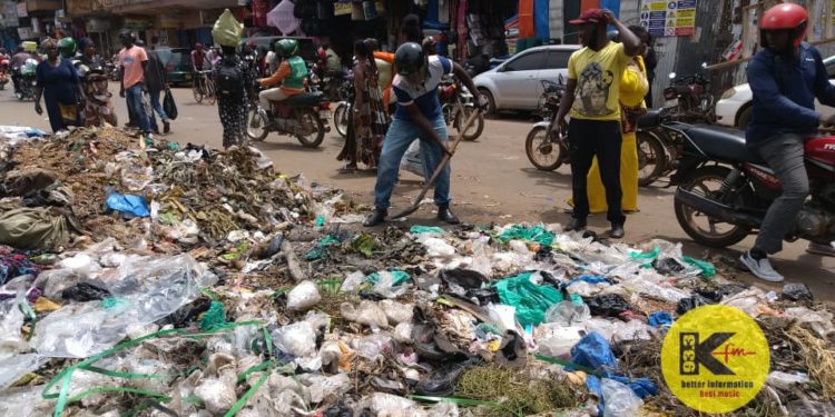 Kampala struggles with uncollected garbage as vendors, street survivors adapt