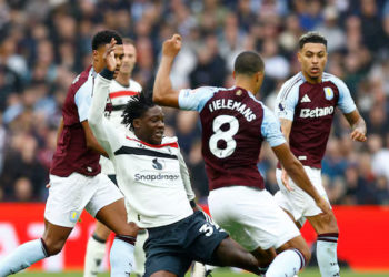 Beleaguered Man United battle to 0-0 draw at Villa