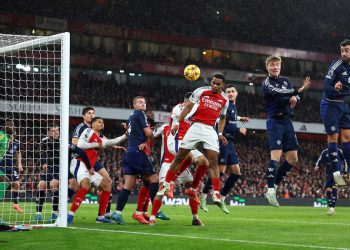 Arsenal beat Manchester United to cut gap to Liverpool