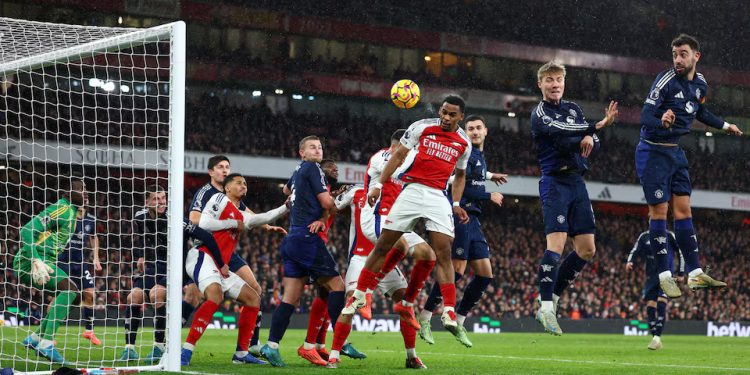 Arsenal beat Manchester United to cut gap to Liverpool